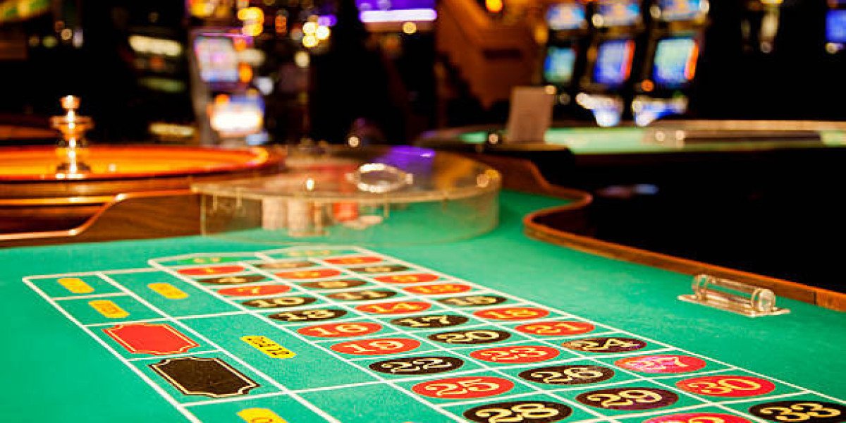 Understanding the Mechanics of Online Casino Slots: RNG, Payouts, and Volatility Explained